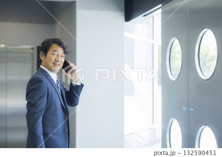 スマートフォンを持つビジネスマン　 132590451