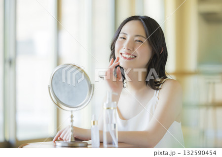 リビングで鏡を見る女性　　 132590454