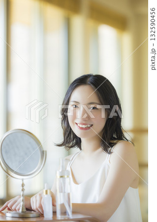 リビングで鏡を見る女性 132590456
