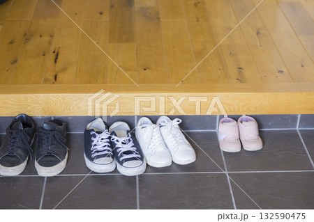 玄関に置かれた靴 132590475