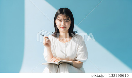 爽やかで自然な笑顔を見せる若い日本人女性のポートレート 132590610