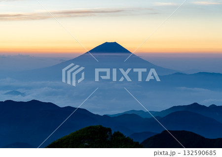 間ノ岳から見る霞に浮かぶ富士山（マジックアワー）南アルプス白峰三山の間ノ岳と農鳥岳登山 132590685