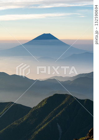 間ノ岳から見る霞に浮かぶ富士山（マジックアワー）南アルプス白峰三山の間ノ岳と農鳥岳登山 132590694