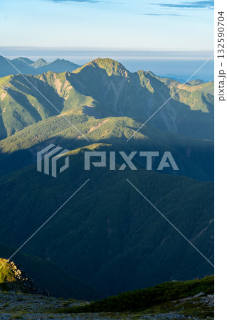 間ノ岳の山頂から見るモルゲンロートの塩見岳 南アルプス白峰三山の間ノ岳と農鳥岳登山 間ノ岳の山頂から見るモルゲンロートの塩見岳 南アルプス白峰三山の間ノ岳と農鳥岳登山 132590704