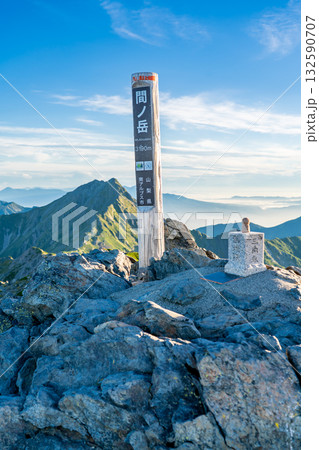 早朝の間ノ岳の山頂 南アルプス白峰三山の間ノ岳と農鳥岳登山 早朝の間ノ岳の山頂 南アルプス白峰三山の間ノ岳と農鳥岳登山 132590707