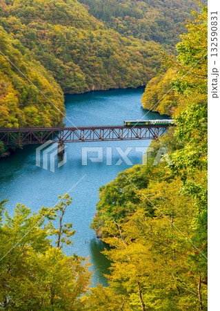 紅葉の萌える山々と只見川第三橋梁を渡る機関車 紅葉の萌える山々と只見川第三橋梁を渡る機関車 132590831