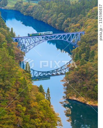 紅葉の萌える山々と只見線第一橋梁を渡る機関車 紅葉の萌える山々と只見線第一橋梁を渡る機関車 132590857
