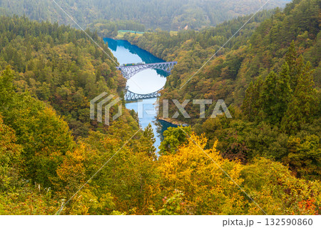 紅葉の萌える山々と只見線第一橋梁を渡る機関車 紅葉の萌える山々と只見線第一橋梁を渡る機関車 132590860