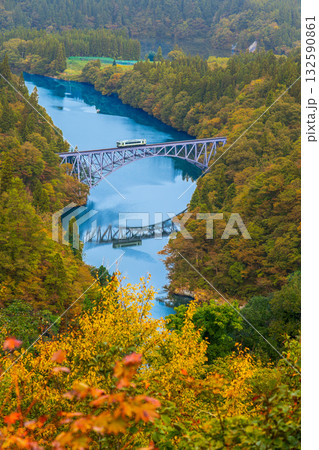 紅葉の萌える山々と只見線第一橋梁を渡る機関車 132590861