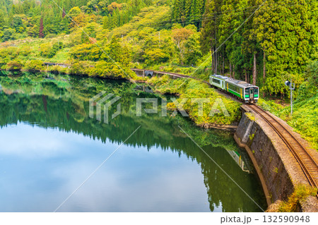 紅葉の萌える山々と只見川に映る機関車 紅葉の萌える山々と只見川に映る機関車 132590948