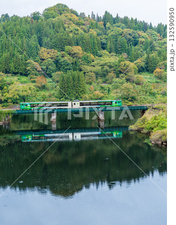 紅葉の萌える山々と只見川に映る機関車 132590950