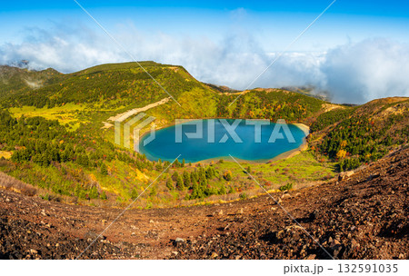 一切経山から紅葉の魔女の瞳 132591035