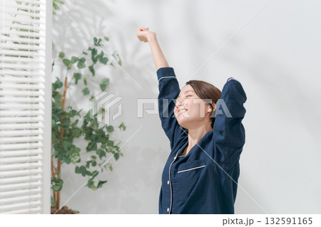 朝起きて背伸びをする女性 朝起きて背伸びをする女性 132591165