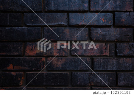 古い黒ずむレンガ壁の背景素材 b-1-2 暗い 古い黒ずむレンガ壁の背景素材 b-1-2 暗い 132591192