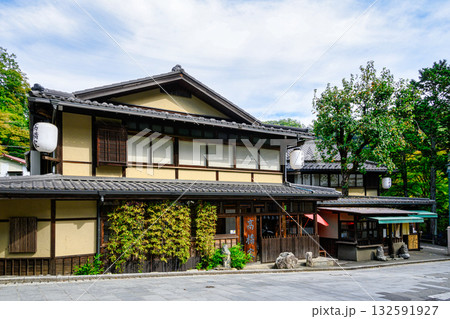 高尾山 清滝駅前広場 柿の木が屋根を貫く蕎麦屋 (高橋屋) 高尾山 清滝駅前広場 柿の木が屋根を貫く蕎麦屋 (高橋屋) 132591927