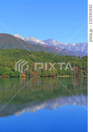 秋の青木湖と白馬三山 132591932