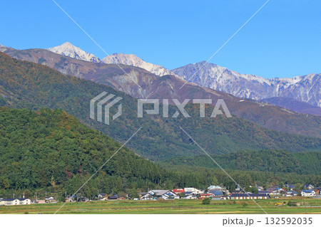 白馬山麓から望む秋の白馬三山 132592035