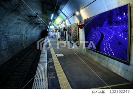 ダム湖を渡る鉄橋が眺められる… トンネル内の駅【野岩鉄道・湯西川温泉駅】 ダム湖を渡る鉄橋が眺められる… トンネル内の駅【野岩鉄道・湯西川温泉駅】 132592246