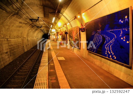 ダム湖を渡る鉄橋が眺められる… トンネル内の駅【野岩鉄道・湯西川温泉駅】 ダム湖を渡る鉄橋が眺められる… トンネル内の駅【野岩鉄道・湯西川温泉駅】 132592247
