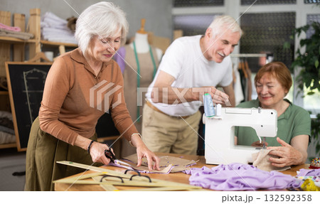 Elderly men and women sewing and making patterns in class 132592358