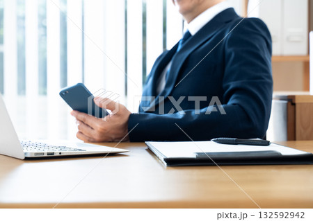 スマホを操作する男性の手元 132592942
