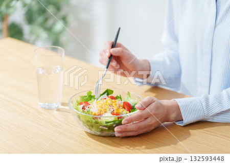 サラダを食べる女性 132593448