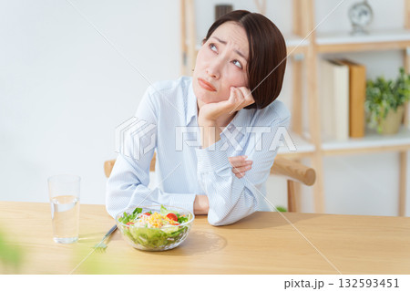 サラダが苦手な女性 サラダが苦手な女性 132593451