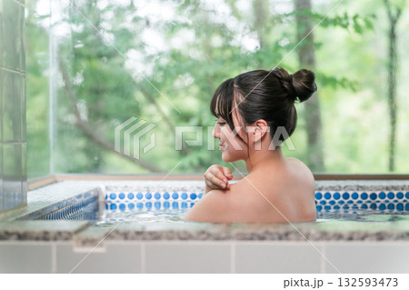 温泉宿・温泉旅館・貸切風呂で温泉・湯船に入る女性 132593473
