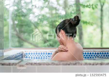 温泉宿・温泉旅館・貸切風呂で温泉・湯船に入る女性 温泉宿・温泉旅館・貸切風呂で温泉・湯船に入る女性 132593475