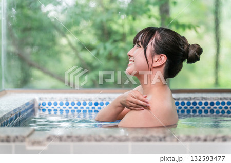 温泉宿・温泉旅館・貸切風呂で温泉・湯船に入る女性 132593477