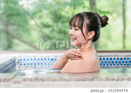 温泉宿・温泉旅館・貸切風呂で温泉・湯船に入る女性 132593478