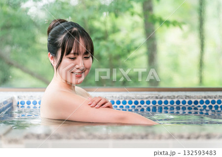 温泉宿・温泉旅館・貸切風呂で温泉・湯船に入る女性 132593483
