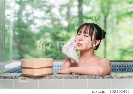 温泉宿・温泉旅館・貸切風呂で温泉・湯船に入る女性 温泉宿・温泉旅館・貸切風呂で温泉・湯船に入る女性 132593493