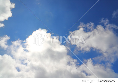 雲に隠れた太陽 青空 雲に隠れた太陽 青空 132593525