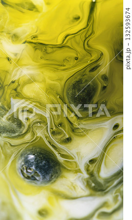 ダイナミックな渦を巻く有機的な色合いの素材 132593674