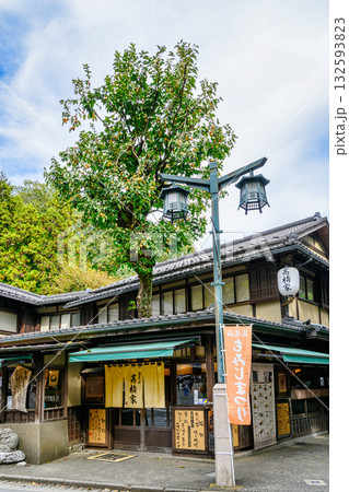 高尾山　清滝駅前広場　柿の木が屋根を貫く蕎麦屋　（高橋屋） 132593823