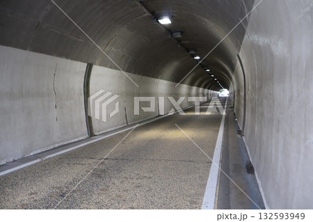 夏の陽射しが強い道路、トンネル影の電柱散歩 夏の陽射しが強い道路、トンネル影の電柱散歩 132593949