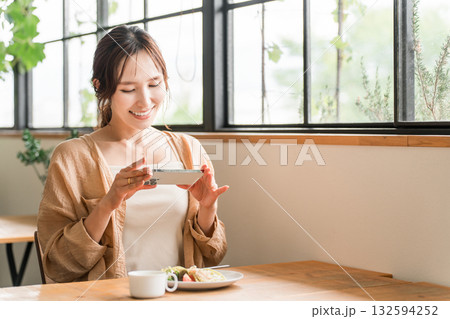 カフェ,飲食店で料理をスマホで撮影する女性 132594252