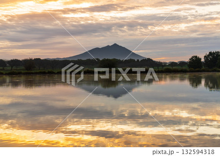 茨城県母子島遊水池の水面に映る朝焼けの筑波山 132594318