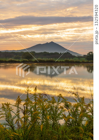 茨城県母子島遊水池の水面に映る朝焼けの筑波山 132594320