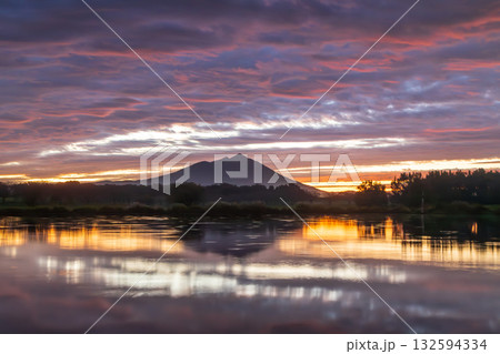 茨城県母子島遊水池の水面に映る朝焼けの筑波山 132594334