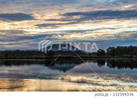 茨城県母子島遊水池の水面に映る朝焼けの筑波山 茨城県母子島遊水池の水面に映る朝焼けの筑波山 132594336