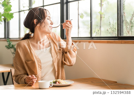 カフェでランチにパスタを食べている若いアジア人女性 132594388