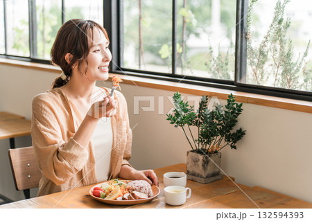 飲食店,ダイニングで食事する若いアジア人女性 飲食店,ダイニングで食事する若いアジア人女性 132594393