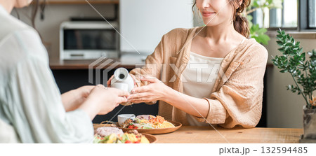 日本酒・冷酒・熱燗をお酌する若いアジア人女性 132594485