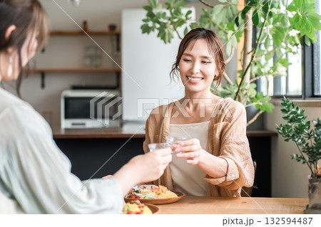 女子会で冷酒グラスで日本酒を飲む若いアジア人女性 132594487