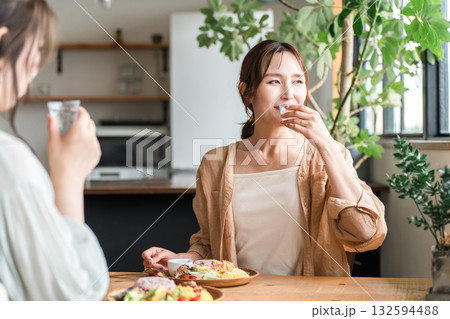 女子会で冷酒グラスで日本酒を飲む若いアジア人女性 女子会で冷酒グラスで日本酒を飲む若いアジア人女性 132594488