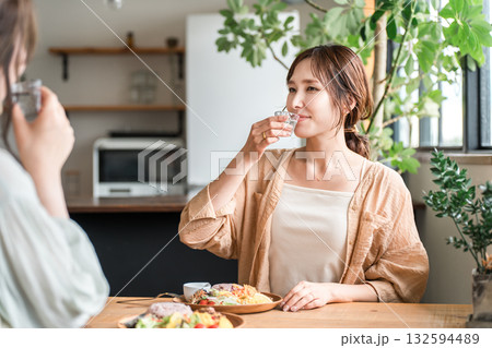 女子会で冷酒グラスで日本酒を飲む若いアジア人女性 132594489