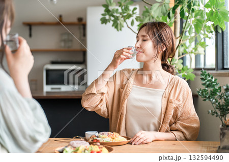 女子会で冷酒グラスで日本酒を飲む若いアジア人女性 132594490