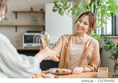 ランチ会でシャンパンで乾杯する女性（ママ友・友人・息抜き） 132594491